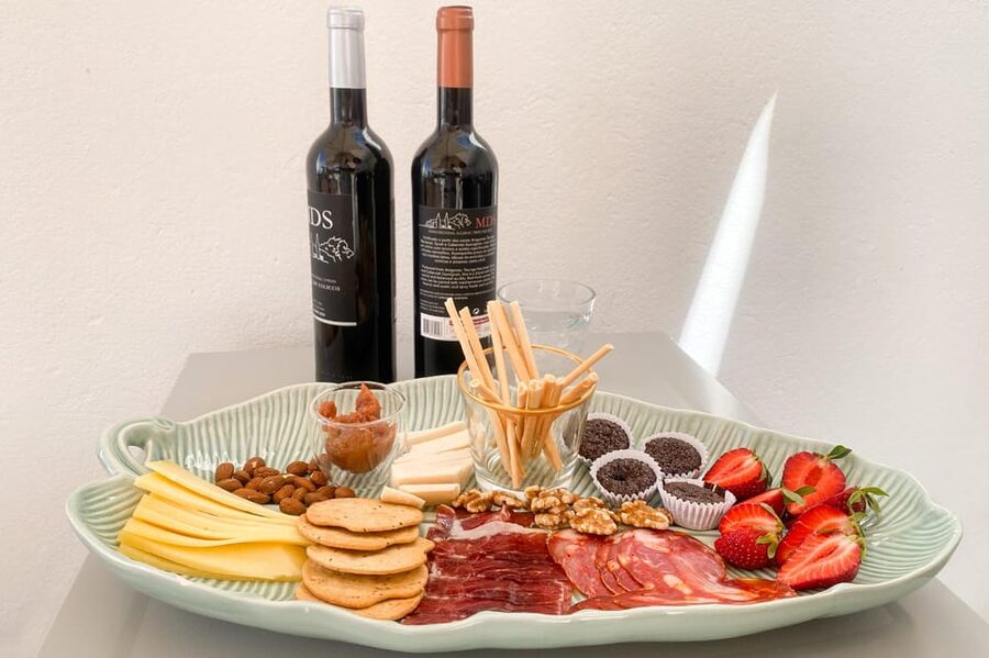 Albufeira/Porches/Vilamoura: Wine Tasting with Tapas & Music - Four wines, four tapas, and a local table