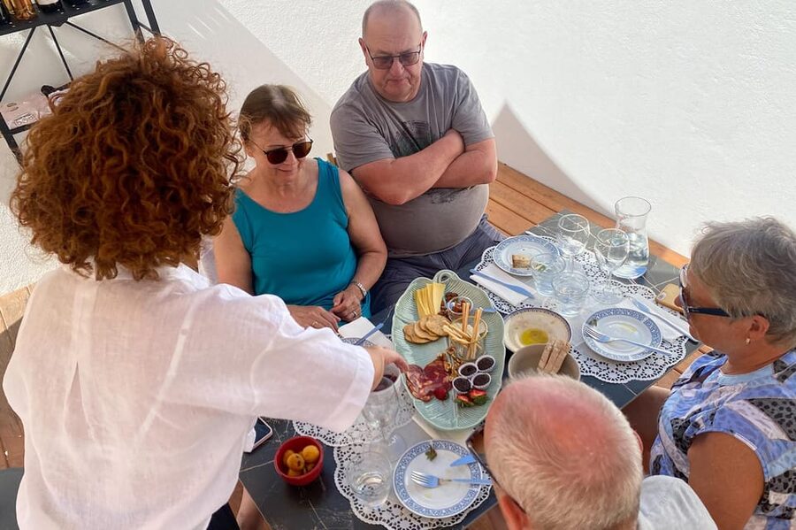 Albufeira/Porches/Vilamoura: Wine Tasting with Tapas & Music - What to wear and what to bring