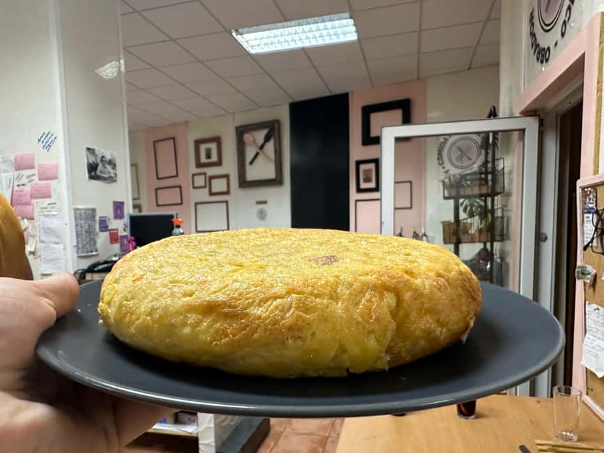 Alicante:Evening Spanish Tapas Cooking Class with Live Music - From cooking lesson to shared dinner