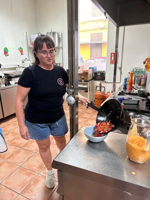 Alicante:Evening Spanish Tapas Cooking Class with Live Music - Live guitar gives the evening a proper finish