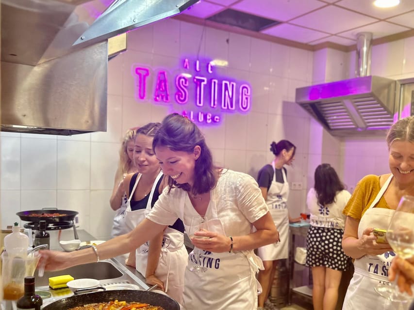 Alicante Paella Cooking Class, Tapas, Drinks and Market - Choosing between seafood, meat, and vegetarian rice