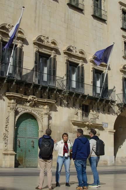 All of Alicante with the Castle, Market, and Tapas. Small group, max 6 people - The Santa Cruz quarter and its steep streets