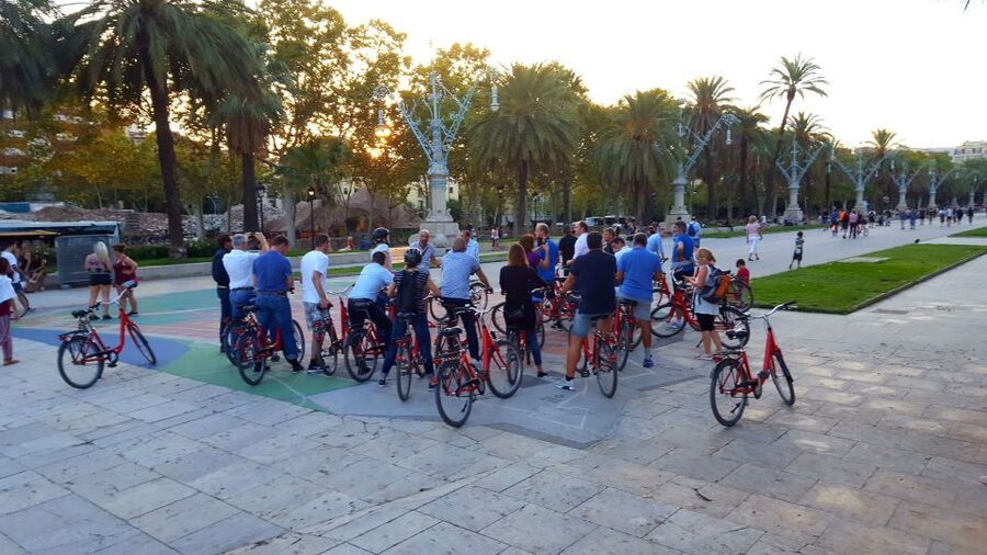 Barcelona: 3-Hour Bike Tour with Spanish Tapas - Quiet corners of the Gothic Quarter