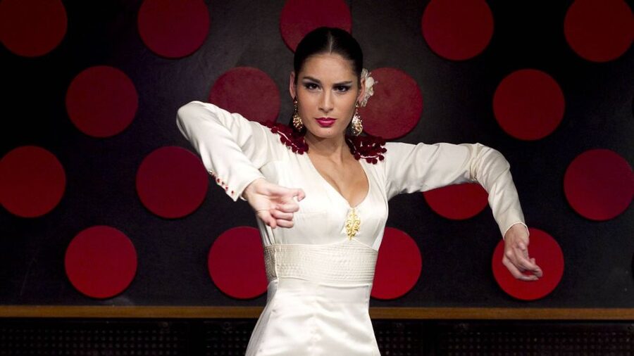 Barcelona: 4-Hour Tapas Evening Tour and Flamenco Show - A market stop at La Boquería