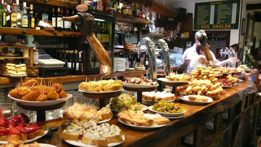 Barcelona: 4-Hour Tapas Evening Tour and Flamenco Show - How the guide affects the experience