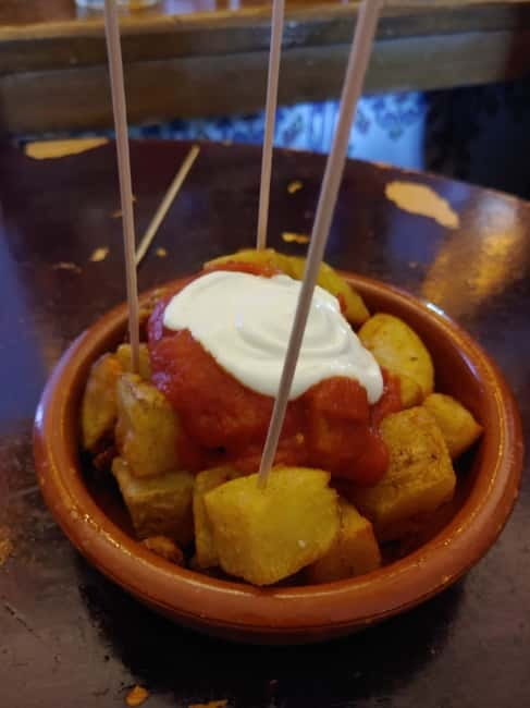 Barcelona Authentic Tapas & Drinks Tour - What the guide adds to the food