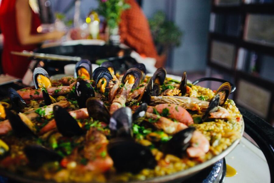 Barcelona: Catalan Paella Cooking Class - How the 2.5-hour class unfolds