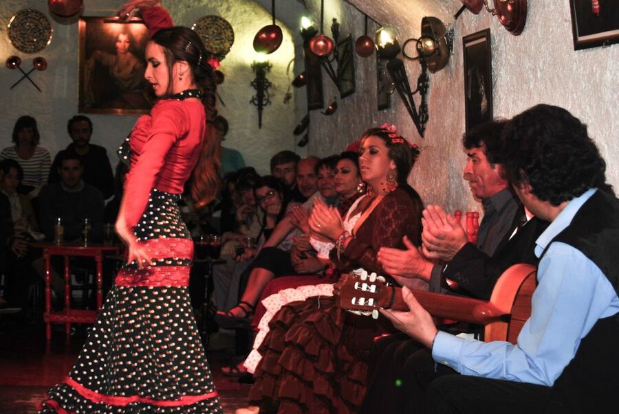 Barcelona: City Tour & Flamenco Show with Wine & Tapas - Roman walls and the Gothic Quarter’s side streets
