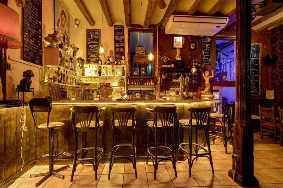 Barcelona: Cocktail Making Class with Tapas - What the two-hour session feels like