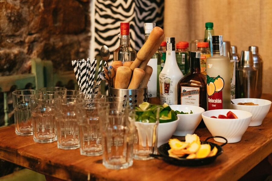 Barcelona: Cocktail Master Class by Mixologist with Tapas - Tapas that keep pace with the drinks