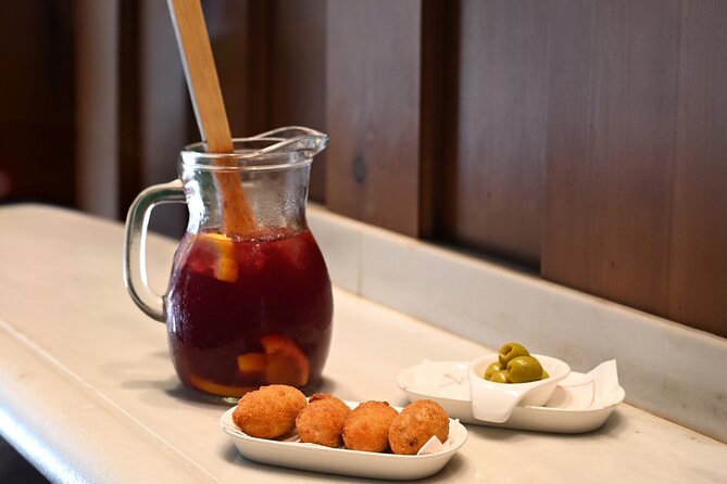 Barcelona El Born Tapas and Wine Tour with Guide - Barceloneta flavors and the route toward the water