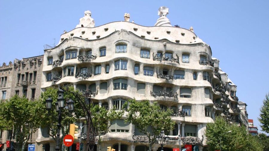 Barcelona: Evening Walking Tour in the Gaudi Area with Tapas - Group size, timing, and practical comfort