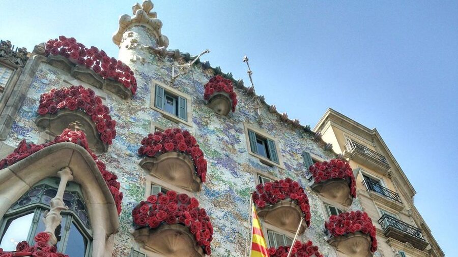 Barcelona: Evening Walking Tour in the Gaudi Area with Tapas - Mediterranean tapas at a local restaurant