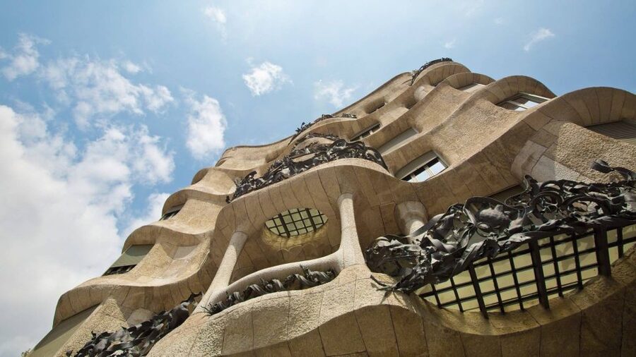 Barcelona: Evening Walking Tour in the Gaudi Area with Tapas - Passeig de Gracia, Gaudi houses, and Modernisme