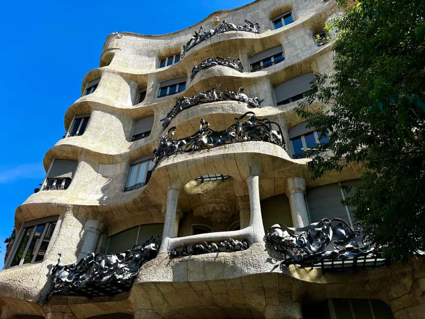 Barcelona: Gaudi Tapas & Wine Tasting Small Group Tour - Walking Passeig de Gracia and Eixample