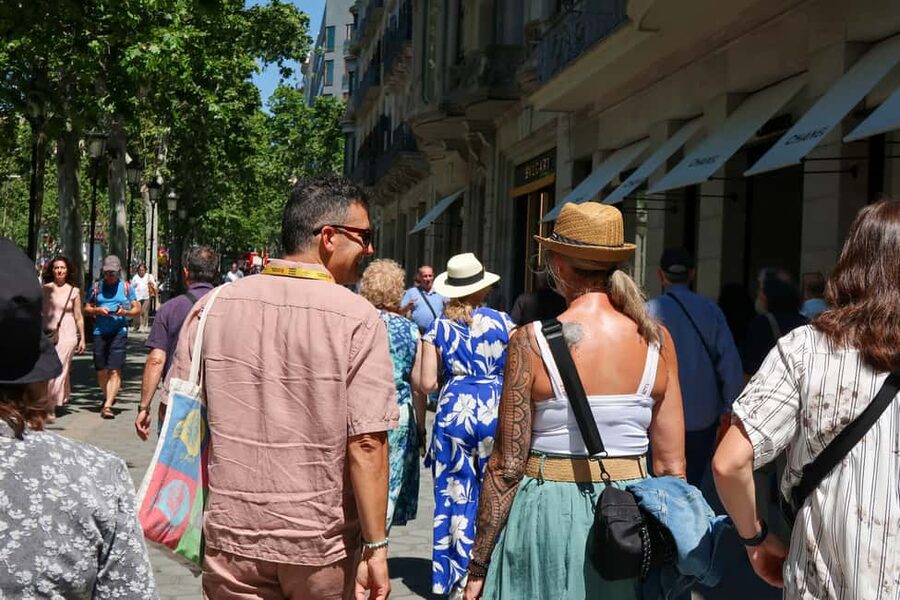 Barcelona: Gaudi Tapas & Wine Tasting Small Group Tour - Rambla de Catalunya and the final stretch
