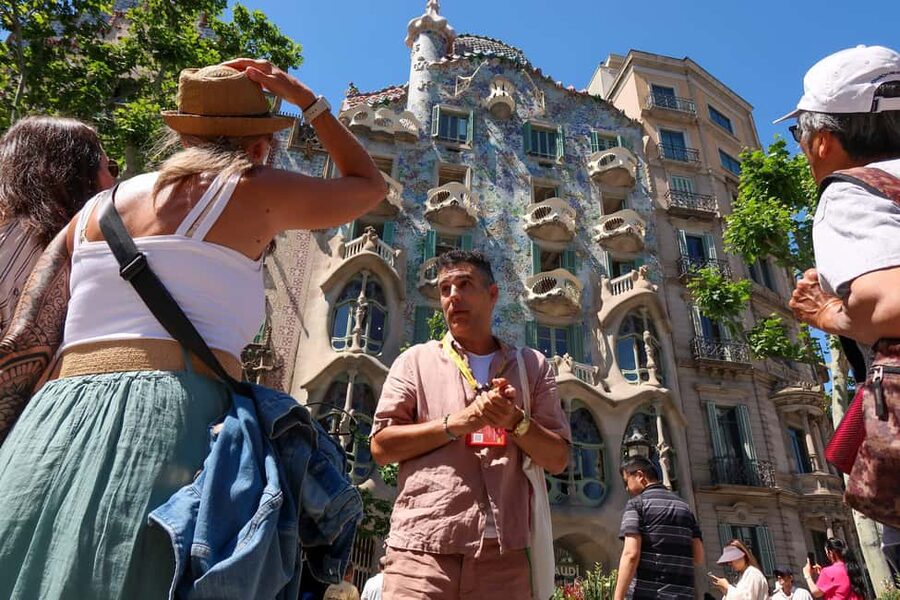 Barcelona: Gaudi Tapas & Wine Tasting Small Group Tour - Who should book this experience