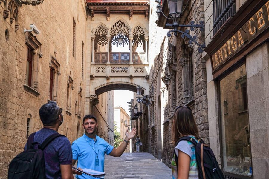 Barcelona: Gothic Quarter Guided Tour with Flamenco & Tapas - What the guide adds to the walk