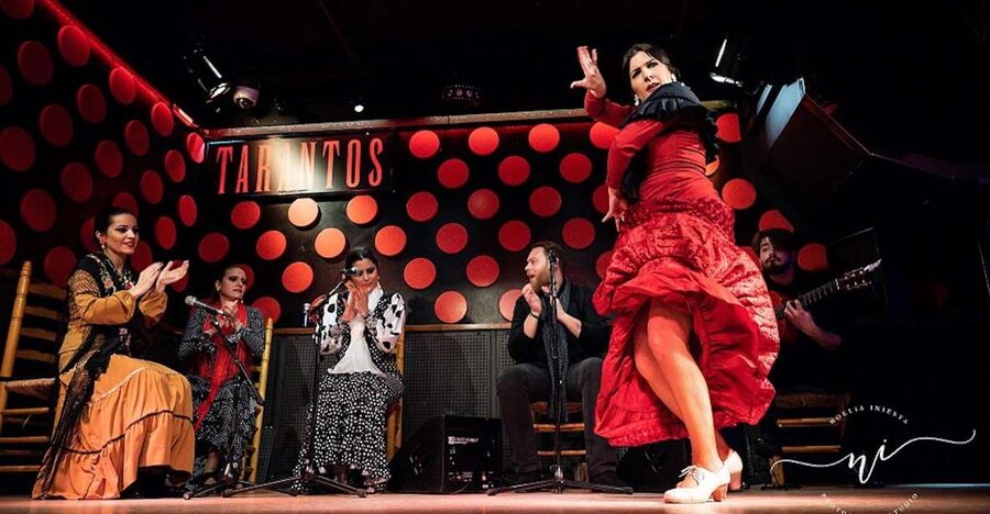 Barcelona: Gothic Quarter Guided Tour with Flamenco & Tapas - Plaça del Rei and the Gothic Quarter after dark