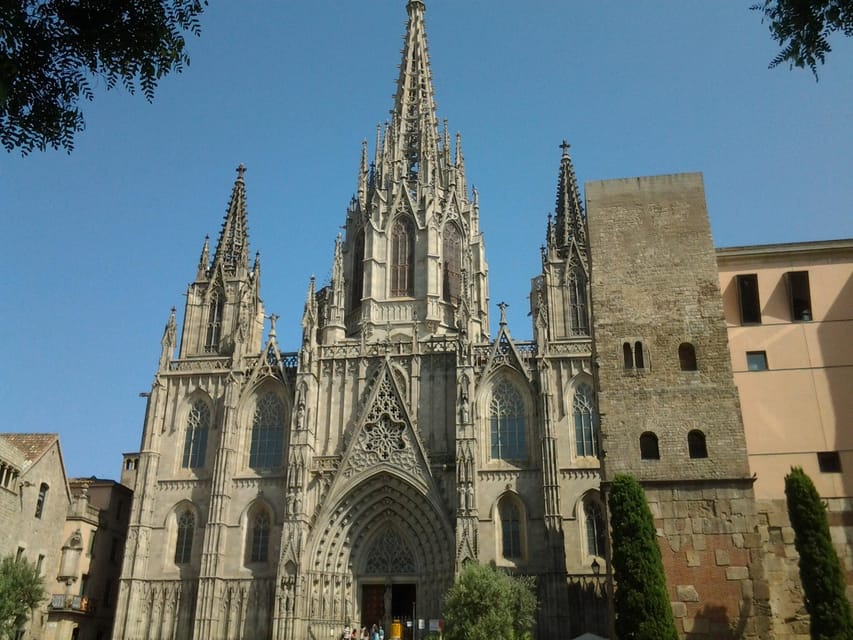 Barcelona: Gothic Quarter Legends Walking Tour with Tapas - Reading the Roman foundations of Barcino