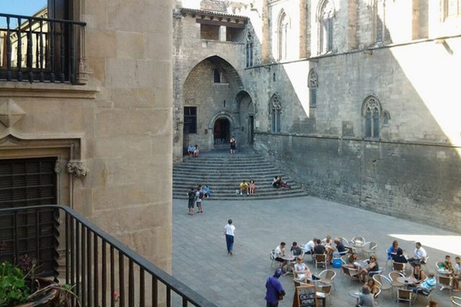 Barcelona: Gothic Quarter Legends Walking Tour with Tapas - How the guides shape the experience