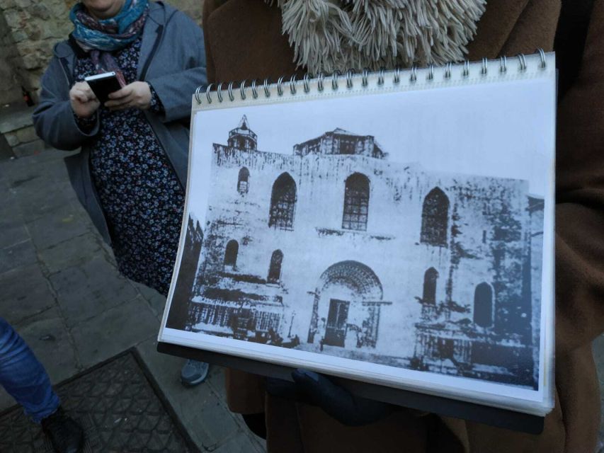 Barcelona: Gothic Quarter Walking Tour with Optional Tapas - Guides, language, and the feel of the walk