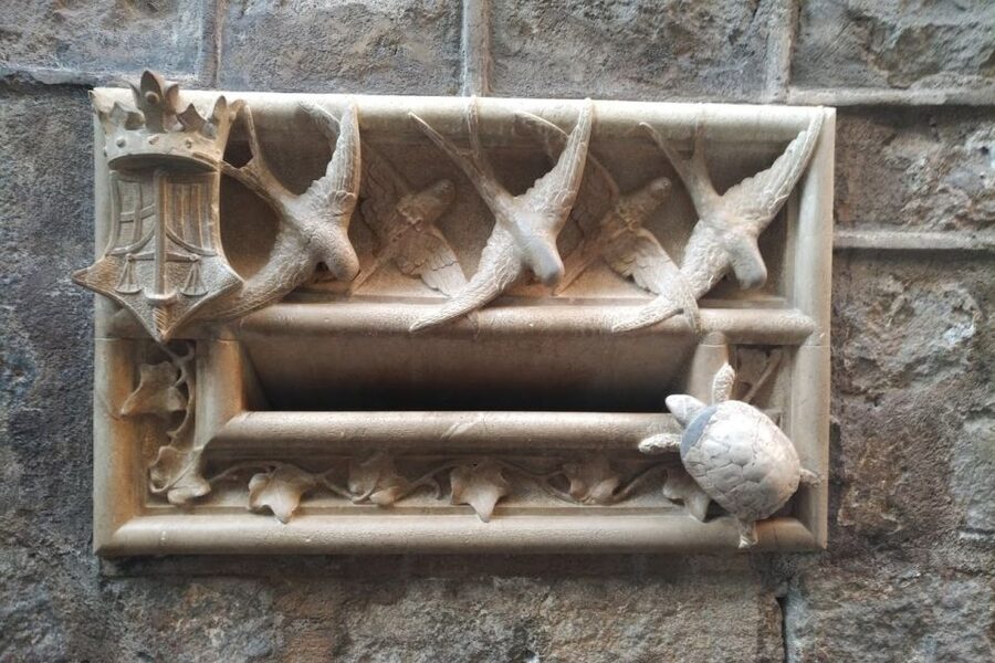 Barcelona: Gothic Quarter Walking Tour with Optional Tapas - Walking conditions and accessibility