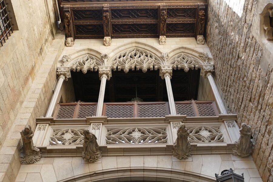 Barcelona: Gothic Quarter Walking Tour with Optional Tapas - Roman traces and the old city wall