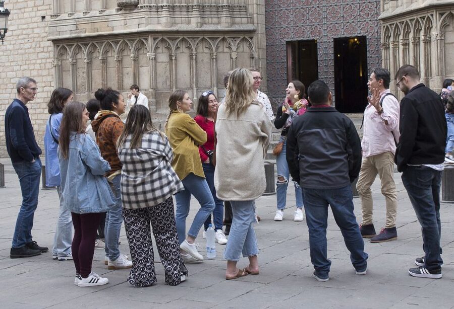 Barcelona: Market, Tasty Tapas/Food and Gothic History Tour - Seafood and the porrón tradition