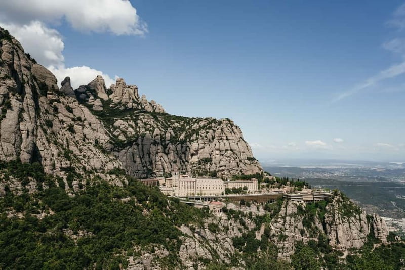 Barcelona: Montserrat and Winery Tour with Tapas or Lunch - Group size, guides, and the pace of the day