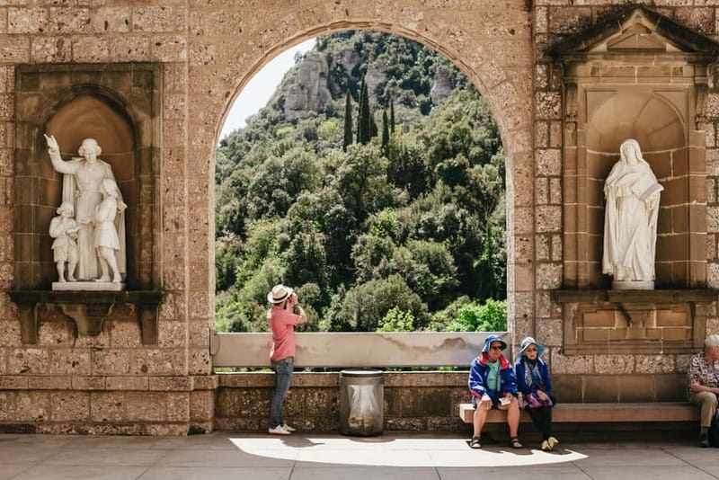 Barcelona: Montserrat and Winery Tour with Tapas or Lunch - Why Montserrat makes a strong day trip from Barcelona