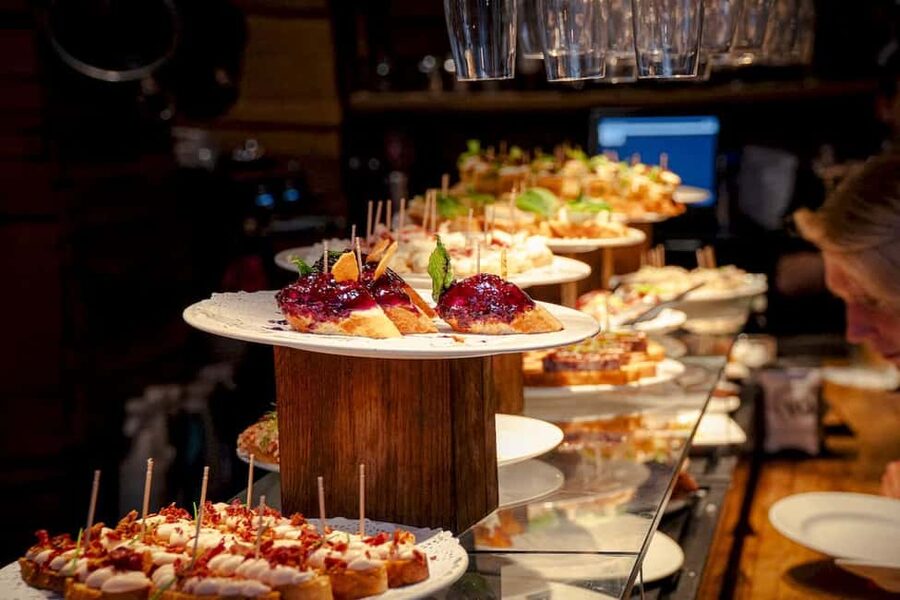 Barcelona: Old City Hidden Gems, Tapas, & Drinks Guided Tour - El Born and the art of moving from bar to bar