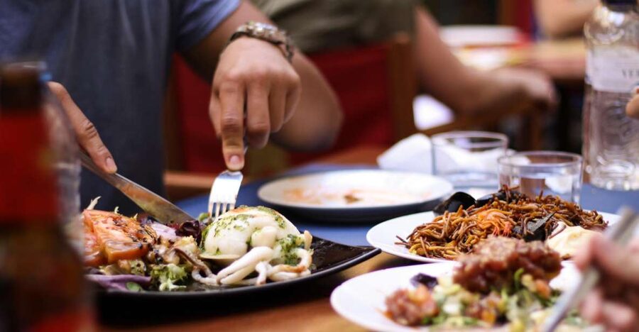 Barcelona: Old Town Tapas & Paella Food Tour with 8 Tastings - Walking El Born with food as the guide