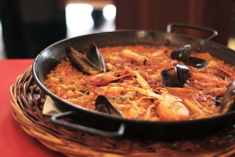 Barcelona: Old Town Tapas & Paella Food Tour with 8 Tastings - Family-run tapas with wine or beer