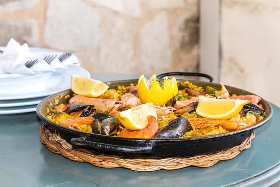 Barcelona: Old Town Tapas & Paella Food Tour with 8 Tastings - A sweet opening at a bakery from 1849