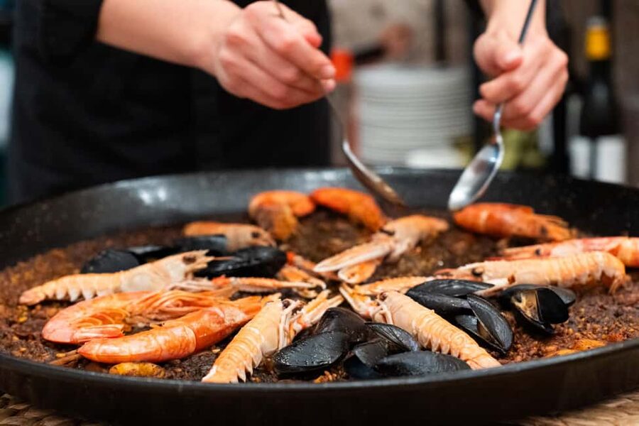 Barcelona: Paella Cooking Class with Sangria & Cava Tasting - What the small group changes