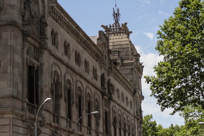 Barcelona Private Food Tour: Tapas, Paella & 8+ Food Tastings - Walking through La Barceloneta to the sea