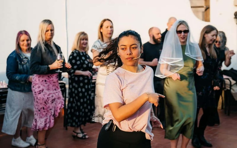 Barcelona: Rooftop Salsa Class with Bottomless Sangria - The first pour: red sangria or white cava sangria