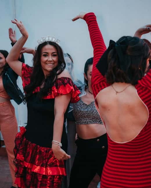 Barcelona: Rooftop Salsa Class with Bottomless Sangria - Who should book this activity