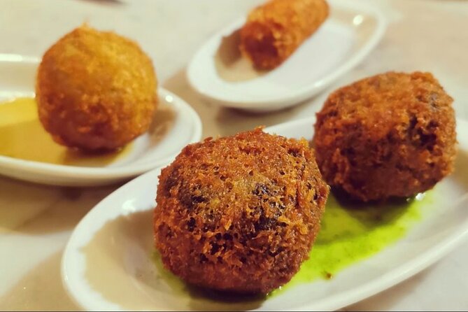 Barcelona´s Lunch or Dinner Tapas Tour: Food, drinks, happiness! - Plaça del Rei and the Gothic Quarter