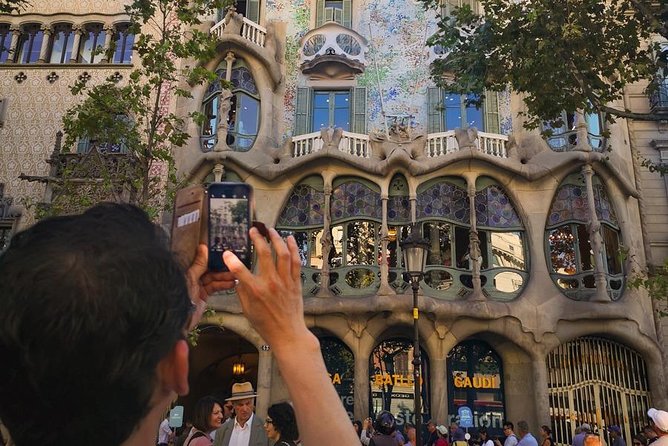 Barcelona: Sagrada Familia, Park Guell & Tapas Private Tour - Sagrada Familia, the main event