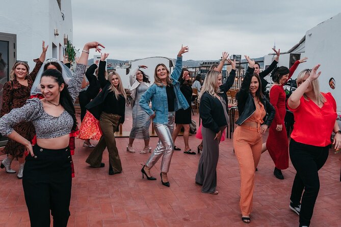 Barcelona Sangria & Salsa Dance Class with Bottomless Drinks - Who should book it