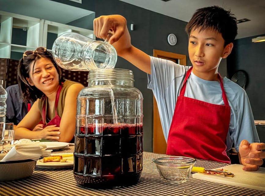 Barcelona: Seafood Paella ★Maestro★ & Tapas & Sangria - Who should book this paella class?