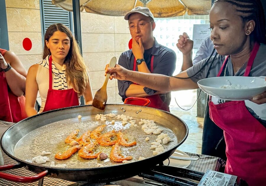 Barcelona: Seafood Paella ★Maestro★ & Tapas & Sangria - Timing, access, and practical planning