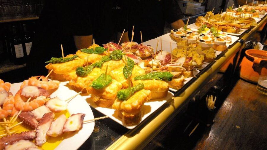 Barcelona: Tapas & Picasso Museum Guided Walking Tour - Picasso Museum: early work and ceramics