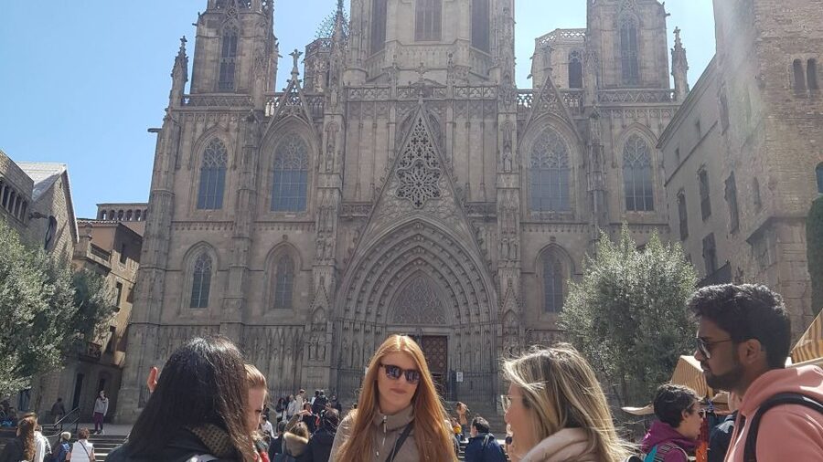 Barcelona: Tapas & Picasso Museum Guided Walking Tour - The first food stop: pintxos and an easy start