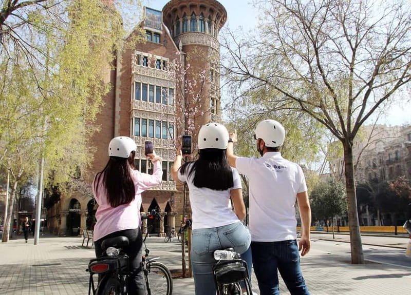 Barcelona: Tapas Tasting Tour by Regular Bike or E-Bike - Why this bike route works in Barcelona