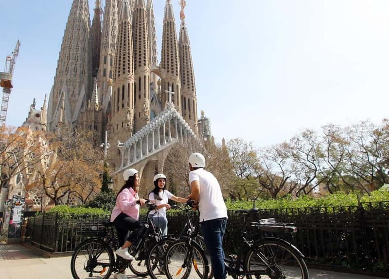 Barcelona: Tapas Tasting Tour by Regular Bike or E-Bike - Rolling down to Port Vell and Barceloneta