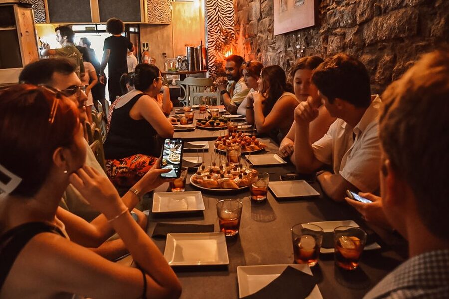 Barcelona: Tapas Walking Tour with Food, Wine, and History - The guides make the difference