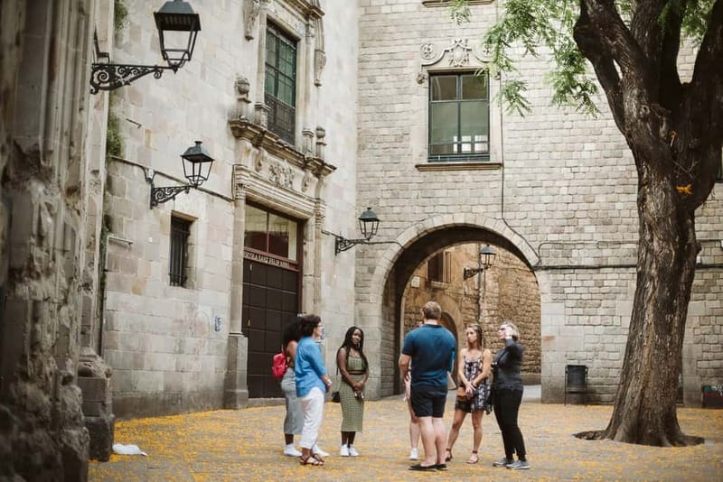 Barcelona: Tapas, Wine & History Tour of the Old Town - A seated finish with shared plates and red wine